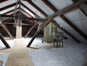 Zateplení stropu bytového domu pomocí foukané izolace